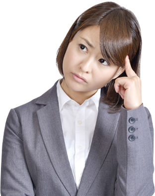 首を傾げて悩む女性社員の写真